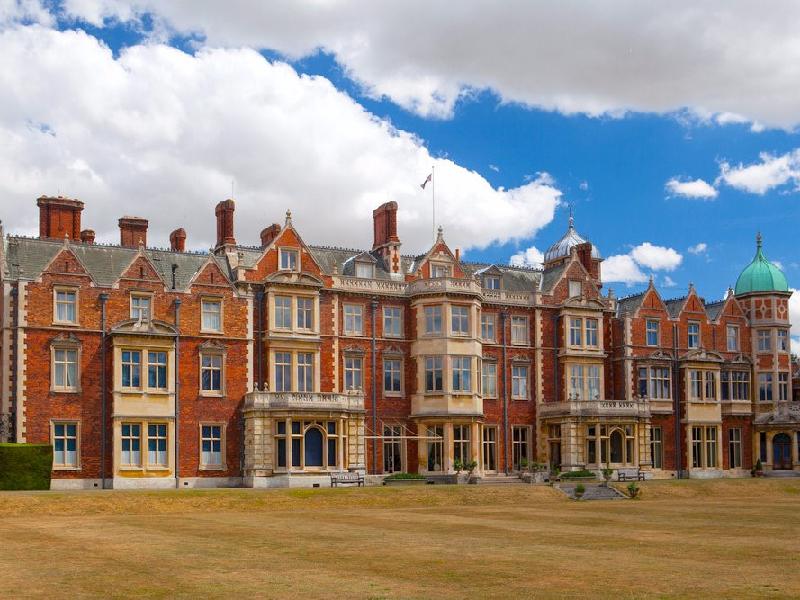 Dinh thự Sandringham, Norfolk, Anh: Dinh thự Sandringham rộng 8.000 ha được Nữ hoàng Victoria mua năm 1862 và truyền lại cho những người kế vị. Đây là nơi Nữ hoàng Elizabeth II và Hoàng thân Philip thường xuyên đến ở. 