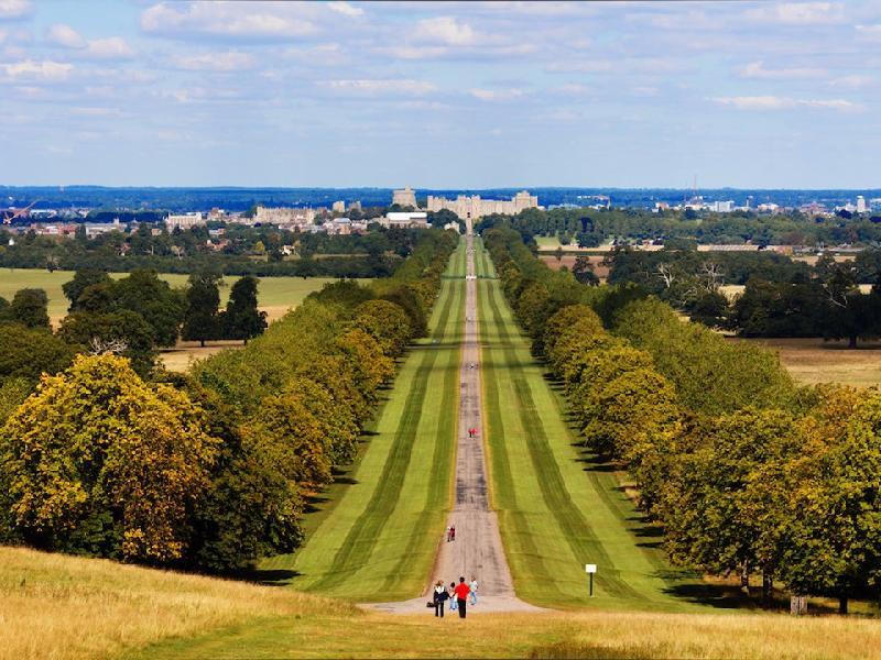 Lâu đài và đại công viên Windsor, Berkshire, Anh: Rộng 6.400 ha, lâu đài Windsor là nơi nghỉ ngơi cuối tuần của Nữ hoàng và tiếp đón các chính khách quốc tế. Đại công viên Windsor là công viên hoàng gia duy nhất do Tài sản Hoàng gia quản lý.