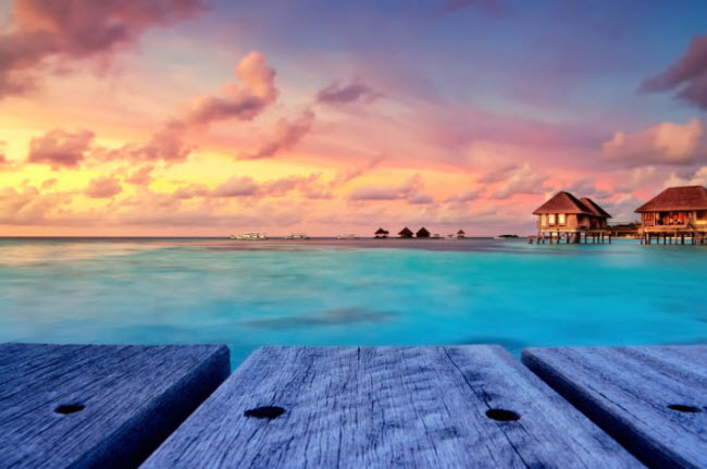 Maldives: Tại đây, du khách có thể thức dậy và thấy rùa biển, cá, những rạn san hô nhiều màu sắc ngay ngoài phòng ngủ.