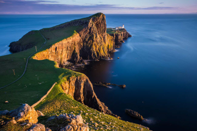 Đảo Skye, Scotland: Xuất phát từ làng chài Portree, du khách sẽ bắt đầu hành trình khám phá hòn đảo nổi tiếng với vách núi ven biển, ngọn hải đăng và hồ nước đẹp.