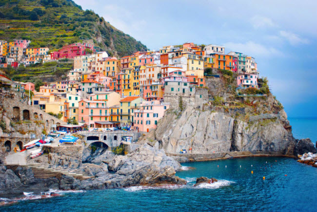 Thị trấn Cinque Terre, Italia: Những ngôi nhà nhiều màu sắc trên vách đá ở thị trấn này trông như một bức tranh vẽ.
