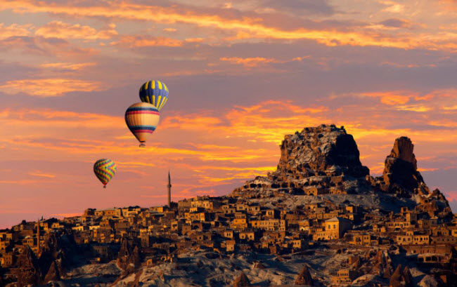 Cappadocia, Thổ Nhĩ Kỳ: Chiêm ngưỡng thành phố cổ này từ trên khinh khí cầu mang lại trải nghiệm vô cùng thú vị.
