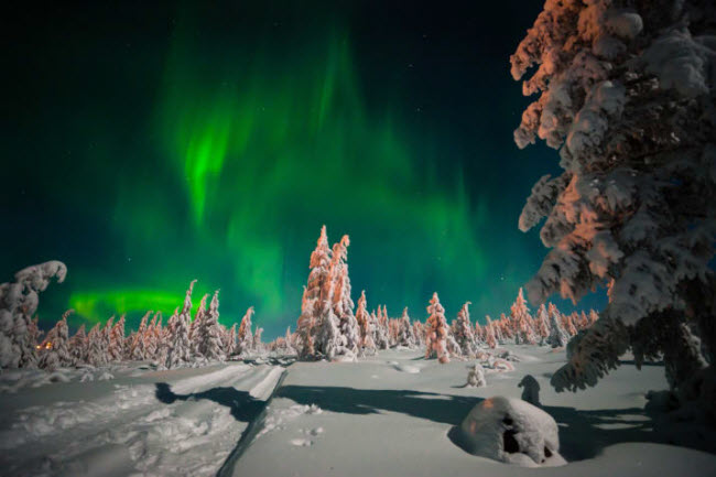 Lapland, Phần Lan: Nếu tới đây vào thời gian từ tháng 10 năm trước tới tháng 3 năm sau, bạn có thể may mắn thấy được ánh sáng bắc cực quang kỳ ảo trên bầu trời.