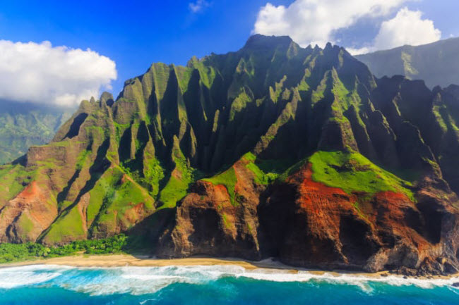 Kauai, Hawaii:  Bờ biển trên đảo Kauai ẩn chứa những bãi tắm và hang động tuyệt mỹ.