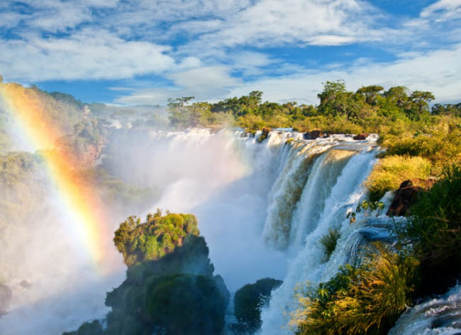 Thách Iguazu ở Argentina và Brazil:  Thác nước này nằm dọc biên giới giữa Argentina và Brazil. Thác cao nhất mang tên Họng Tử Thần có chiều cao 76m.