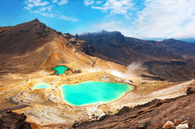 Vườn quốc gia Tongariro, New Zealand: Vườn quốc gia lâu đời nhất New Zealand thu hút du khách nhờ có các ngọn núi hùng vĩ, núi lửa, suối nước nóng và hồ nước màu ngọc lam.