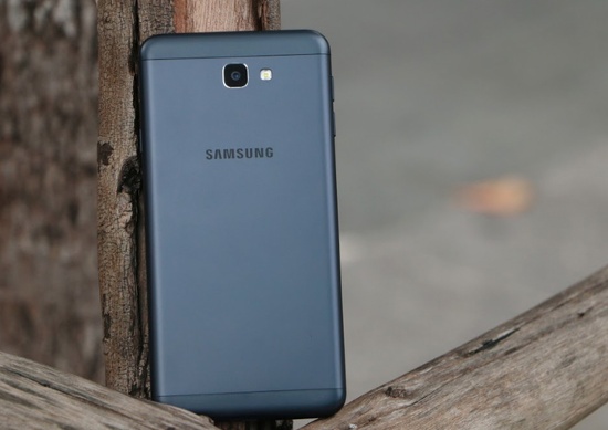 Điểm hấp dẫn của Samsung Galaxy J7 Prime chính là thiết kế nổi bật với khung kim loại nguyên khối, các đường nét, góc cạnh được gia công tỉ mỉ và tinh xảo với độ hoàn thiện cao, nên dễ tạo được ấn tượng ngay từ cái nhìn đầu tiên.