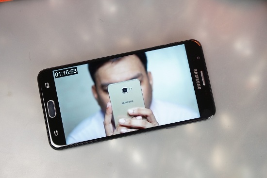  Dù vậy tính năng chụp hình của Samsung Galaxy J7 Prime lại rất ấn tượng nhờ sở hữu camera sau 13MP với đèn flash trợ sáng và camera trước 8MP, cả hai đều có ống kính khẩu mở khá lớn f/1.9. Chất lượng ảnh chụp ở mức khá tốt trong tầm giá và đảm bảo làm hài lòng người dùng.