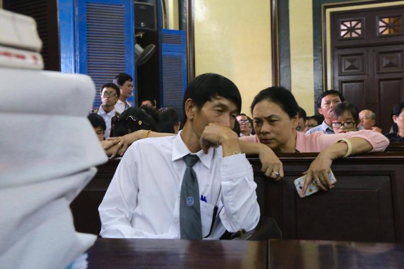 Luật sư Nguyễn Văn Dũ trao đổi với mẹ hoa hậu Phương Nga tại phiên tòa   