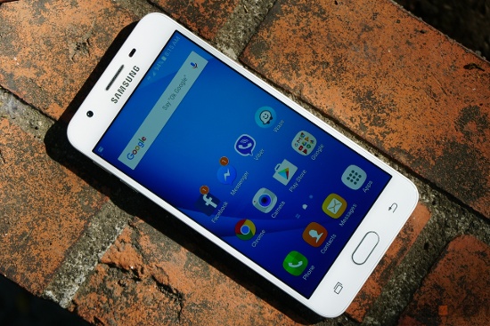 Điện thoại của Samsung có camera trước độ phân giải chỉ dừng ở mức 5 megapixel với khẩu độ nhỏ hơn f/2.2. 