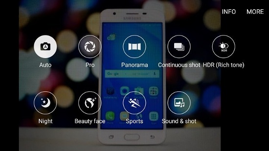Về ứng dụng camera thì Samsung tỏ ra lấn lướt Nokia khi có rất nhiều chức năng chụp ảnh khác nhau như: Tự động, chuyên nghiệp, panorama, chụp liên tục, HDR, ban đêm, chân dung làm mịn da, thể thao và ảnh có âm thanh. 