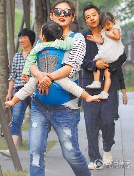 Từ Hy Viên và chồng đưa các con đi chơi công viên. Đây là hình ảnh đời thường của nữ diễn viên họ Từ trong vài năm trở lại đây.