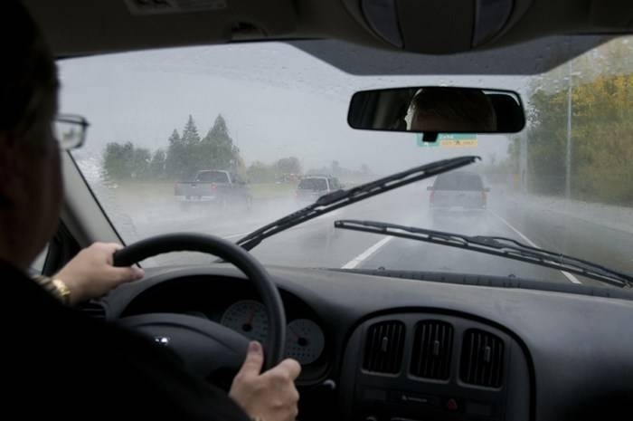 Những cảnh báo nên biết khi lái ôtô dưới mưa bão