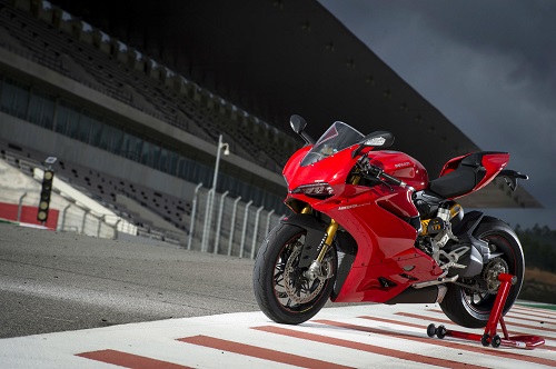 3. Ducati 1299 Panigale: Ducati sẽ ra mắt một siêu mô tô superbike hoàn toàn mới V4 vào năm tới, chính vì thế nếu bạn yêu thích mẫu xe có công suất 200 mã lực với bốn xi-lanh thì hãy lựa chọn mua Panigale sớm hơn.