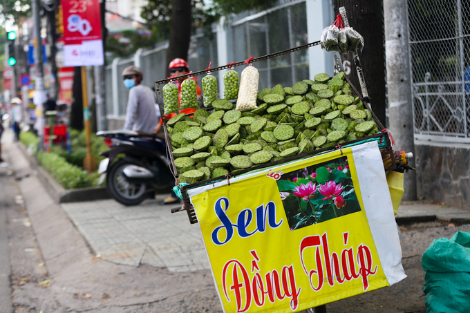 Ở khu vực đường Lê Văn Thọ, Quang Trung (quận Gò Vấp), những người bán khẳng định sen được lấy từ vùng Đồng Tháp Mười. 