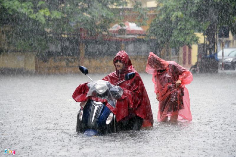 9h30, Hà Nội có mưa ở nhiều nơi gây ngập trên diện rộng. Phố Nguyễn Khuyến là một trong những điểm bị ngập sâu ở trung tâm thủ đô. Ảnh: 