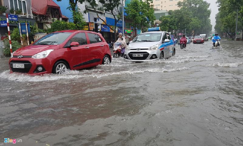 Phố Bà Triệu đoạn giao với Nguyễn Du, nước ngập gần nửa bánh ôtô từ thời điểm 10h30. Ảnh: 