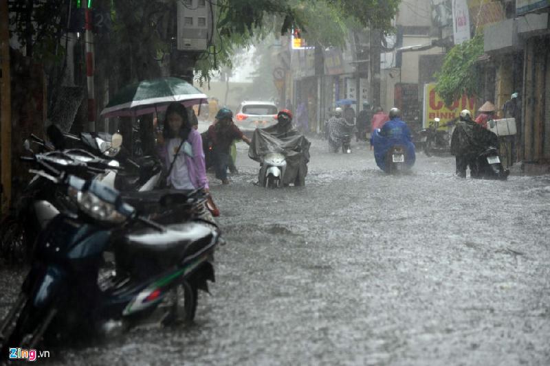 Tương tự là khu vực thuộc các quận Thanh Xuân, Nam Từ Liêm, các con phố nhỏ bị nước dâng 