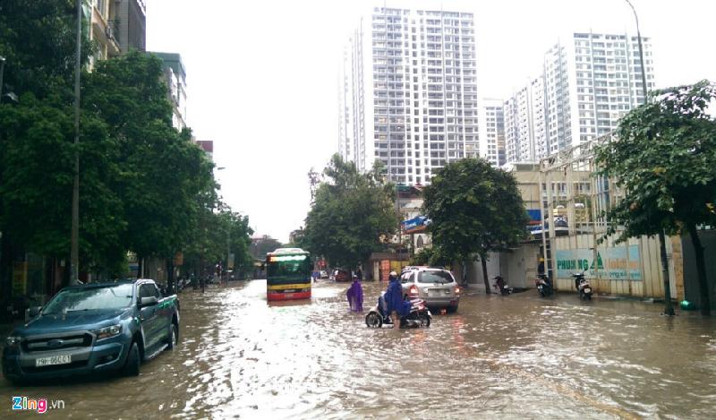 Dù mưa đã ngớt nhưng phố Ngụy Như Kon Tum (quận Thanh Xuân) vẫn bị ngập sâu lúc 11h15. Ảnh: 