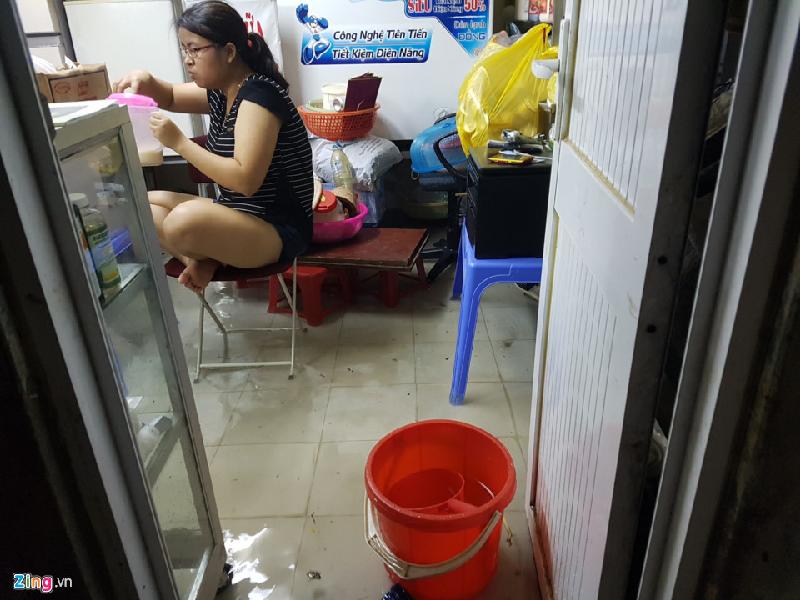 Nước vẫn chưa rút hết tại nhà chị Vũ Thị Thủy (phố Nguyễn Khuyến) lúc 11h30. Ảnh: 