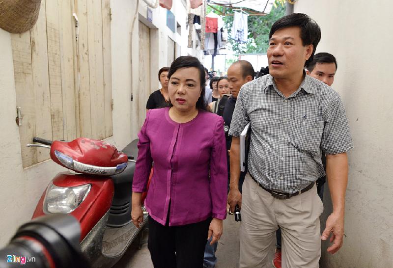 Cùng đi với Phó thủ tướng có Bộ trưởng Bộ Y tế Nguyễn Thị Kim Tiến. Bà Tiến nhấn mạnh biện pháp phòng bệnh quan trọng nhất là diệt bọ gậy, lật úp các dụng cụ chứa nước, tuyên truyền cách chống dịch cho từng người dân. 
