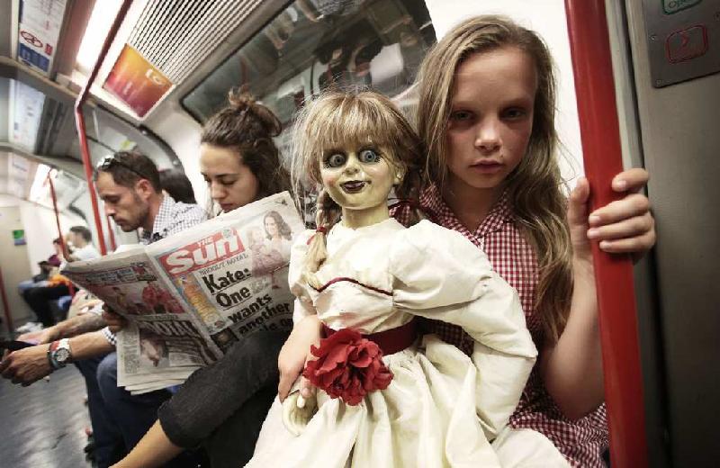 Warner Bros. và New Line, các hãng sản xuất tập tiếp theo của bộ phim đình đám Annabelle (2014), mời những người can đảm tới trông coi Annabelle như một phần trải nghiệm kinh dị ở London trước khi phim được công chiếu.