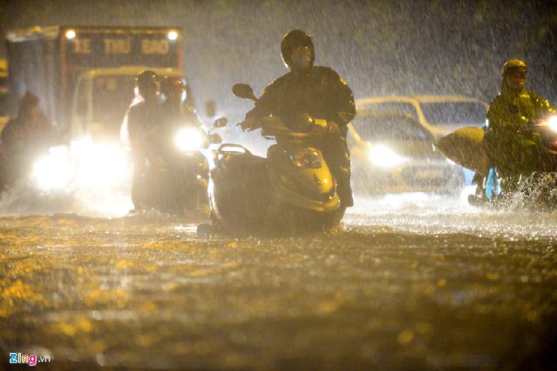 Trận mưa lớn vào giờ tan tầm đã làm một số tuyến đường ở các quận: Gò Vấp, Bình Thạnh, quận 2, Thủ Đức, TP.HCM ngập nặng.