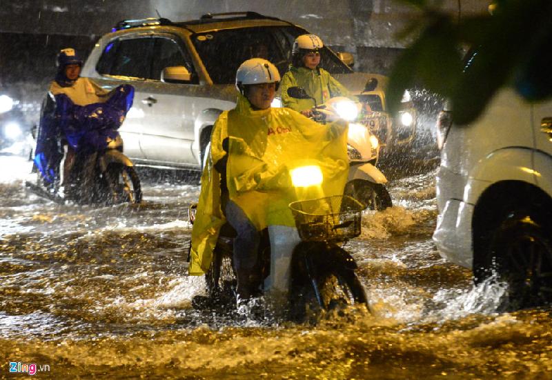 Tại đường Nguyễn Hữu Cảnh nước ngập sâu, các phương tiện di chuyển khó khăn.