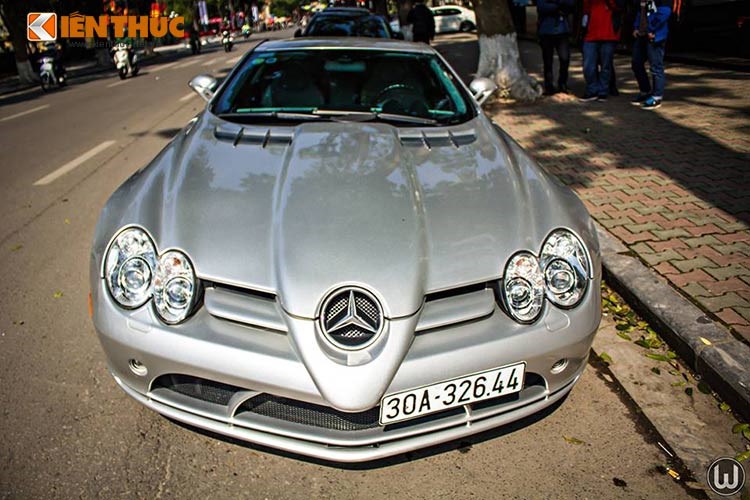 Xuất hiện từ năm 2008, siêu xe Mercedes-Benz SLR McLaren này chính thức được một người chơi xe đưa về thị trường Việt Nam và được rất nhiều người xe trong nước quan tâm bởi độ độc của nó.