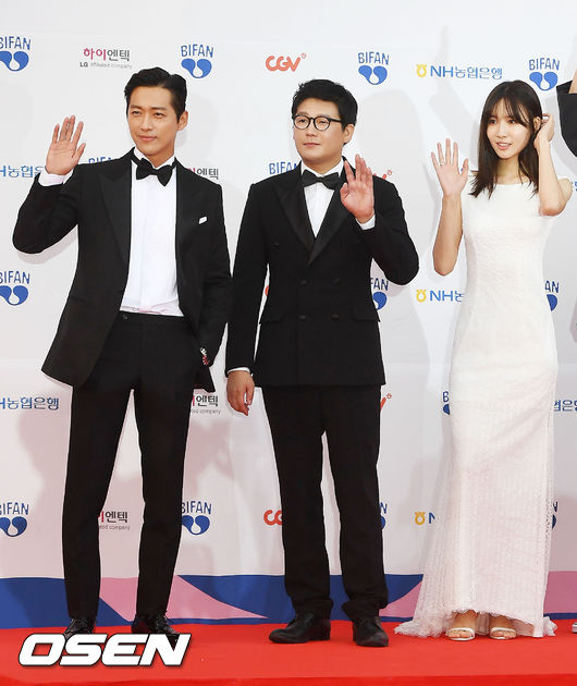 Namkoong Min (ngoài cùng bên trái) hội ngộ bạn gái Jin Ah Reum ngay trên thảm đỏ.