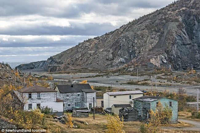 Tilt Cove từng là một thị trấn mỏ khai thác đồng, với dân số hơn 2.000 người. Mặc dù vậy, khu mỏ này bị đóng cửa vào năm 1967 sau tai nạn sập hầm, khiến phần lớn cư dân tại đây trở nên thất nghiệp và phải rời bỏ thị trấn vĩnh viễn.