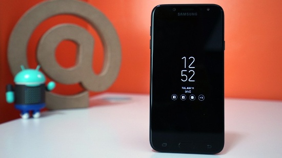 Samsung Galaxy J7 Pro: Điện thoại mới của Samsung có mặt trước khá giống với Galaxy S7 cao cấp, với viền màn hình hai bên mỏng và các góc bo tròn. Mặt kính trước cong 2.5D và tấm kim loại ở mặt lưng được tạo nhám cho cảm giác cầm tay chắc chắn vá bám tay.