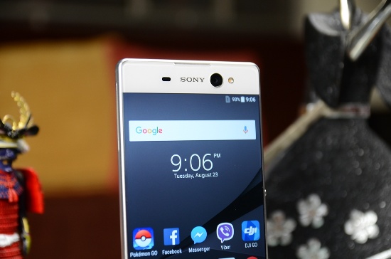 Smartphone của Sony có camera trước độ phân giải 16MP và là thiết bị duy nhất có camera trước hỗ trợ chống rung quang học OIS, cho khả năng chụp selfie chất lượng ổn định hơn rất nhiều so với các đối thủ. 