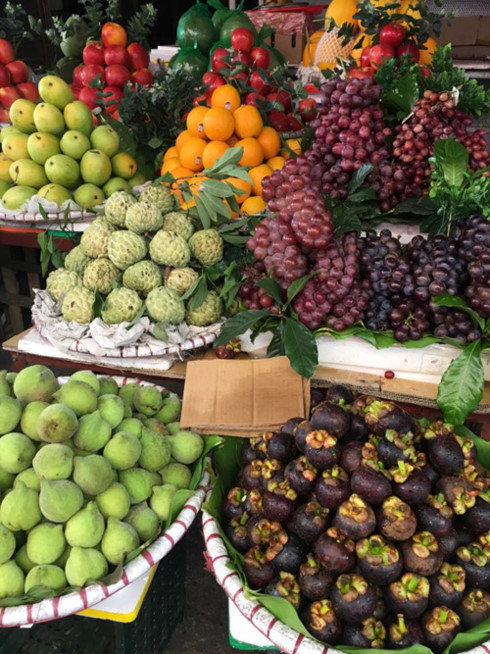 Một sạp hoa quả ở chợ Đại Từ, Hà Nội có bán khá nhiều nho.