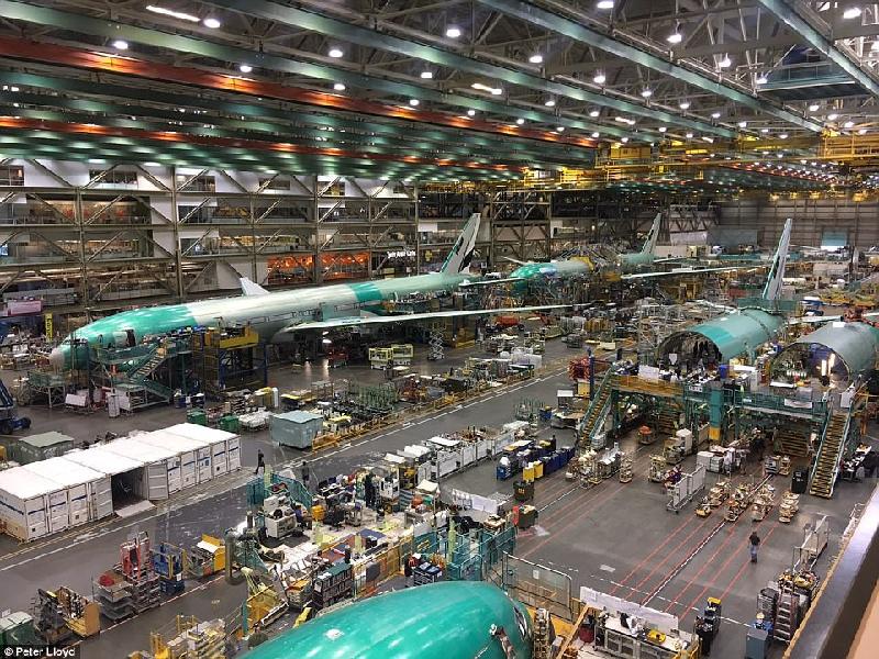 Các máy bay được chuyển dọc sàn nhà máy trong quá trình lắp ráp, từ lúc còn là bản thiết kế tới khi hoàn thiện.