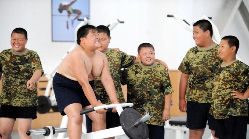 Trẻ béo phì tập luyện tại trung tâm thể dục trong một trại hè quân sự ở Trường Pháo Binh Thẩm Dương, tỉnh Liêu Ninh, Trung Quốc. Ảnh: Imaginechina.