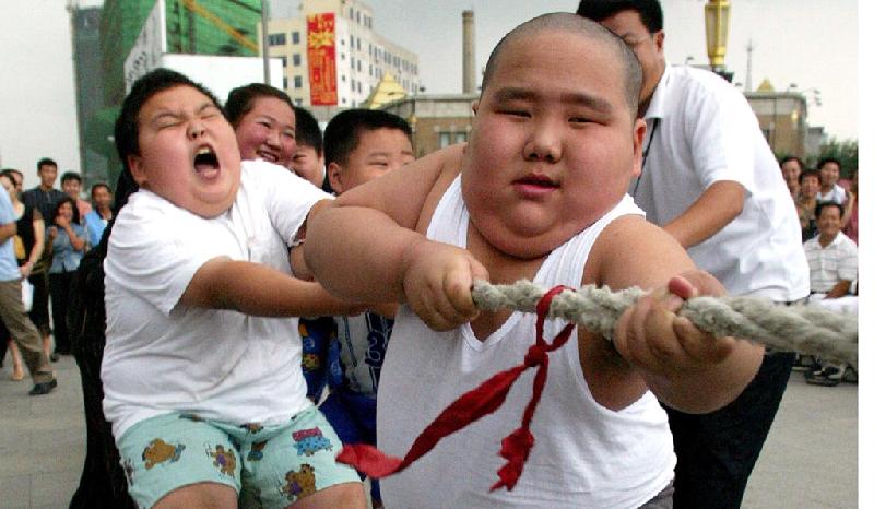 Trẻ béo phì từ một trại huấn luyện giảm cân tham gia thi kéo co ở Thẩm Dương, tỉnh Liêu Ninh , Trung Quốc. Ảnh: AP.