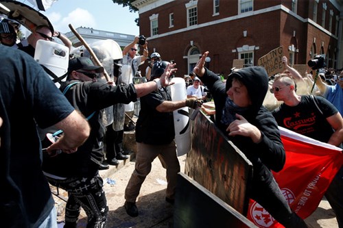Bạo loạn giữa nhóm phát xít mới và những người chống phát xít ở Charlottesville. Ảnh: Reuters.