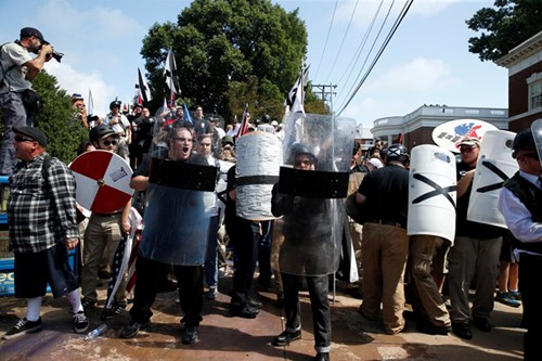 Thành viên nhóm ủng hộ da trắng và phát xít mới cầm khiên trong cuộc bạo loạn. Ảnh: Reuters.
