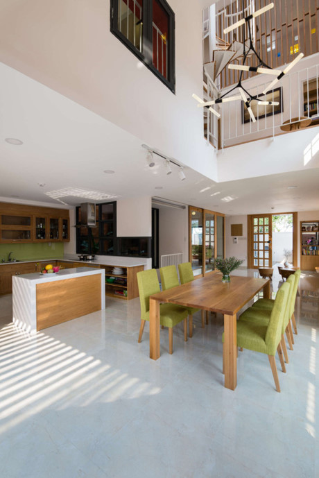 Tầng một rất rộng rãi và thoáng mát với phòng bếp rộng thông với phòng khách và các không gian mở khác.