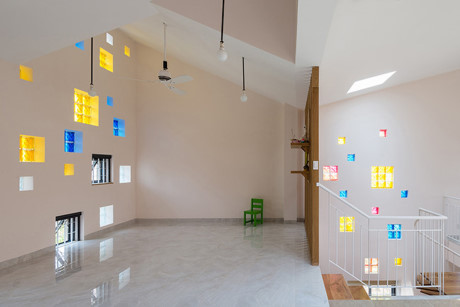 Những ô cửa với nhiều màu sắc khác nhau tạo ra không gian rất đặc biệt bên trong ngôi nhà.