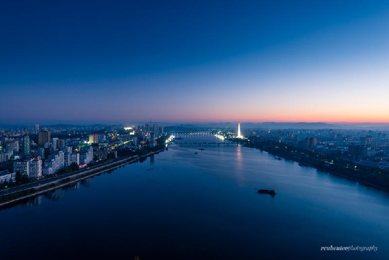 Dấu hiệu đầu tiên của mặt trời ở  Bình Nhưỡng, thủ đô của Triều Tiên, là vùng trời màu hồn rực trên khung cảnh thoáng đãng.