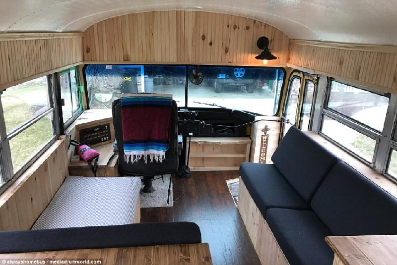 Diện tích bên trong một chiếc xe buýt khá nhỏ nhưng với sự khéo léo, cặp vợ chồng đã thiết kế nó thành một căn hộ có đủ cả phòng khách, bếp, phòng ngủ và phòng vệ sinh.