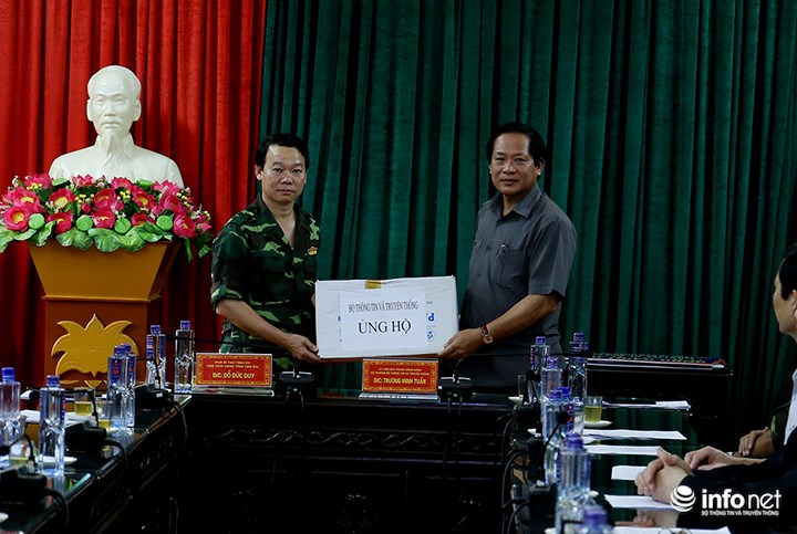 Bộ trưởng Trương Minh Tuấn tặng thuốc cho huyện Mù Cang Chải.