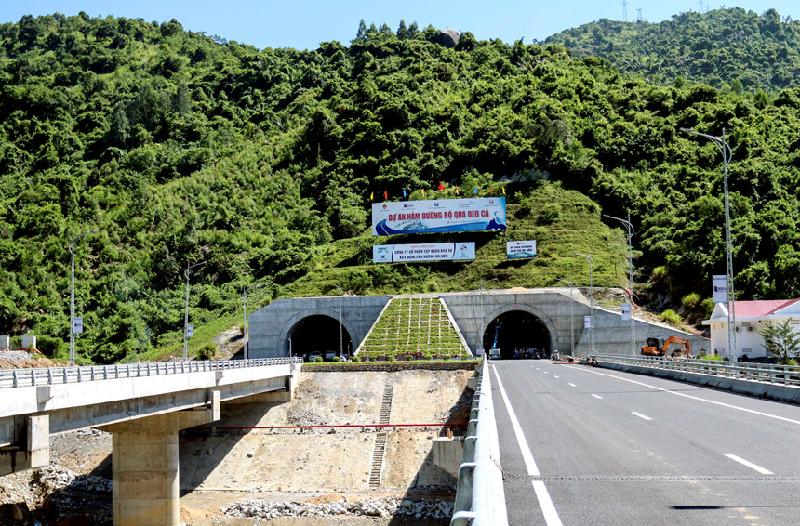 Dự án Hầm đường bộ qua Đèo Cả được khởi công từ tháng 11/2012, với tổng mức đầu tư được điều chỉnh là 11.378 tỷ đồng, với tổng chiều dài toàn tuyến 13,19 km; trong đó hầm Đèo Cả dài 4.125 m, hầm Cổ Mã dài 500 m (đã hoàn thành từ tháng 9/2016) .