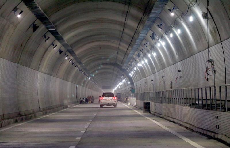 Dự án hầm đường bộ Đèo Cả thực hiện theo hình thức đối tác công - tư (PPP), tức là Nhà nước và nhà đầu tư cùng phân phối thực hiện dự án phát triển kết cấu hạ tầng, cung cấp dịch vụ công nghệ trên cơ sở hợp đồng dự án.