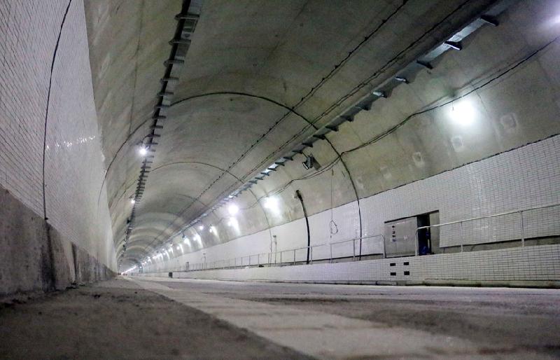 Tổng chiều dài dự án hơn 13 km, trong đó hệ thống hầm chính có chiều dài hơn 8 km, với hai ống song song, cách nhau 30 m; mỗi ống dài hơn 4 km; đường kính 9,8 m. Hầm có 2 làn xe, thiết kế theo tiêu chuẩn đường cao tốc với vận tốc 80 km/h.