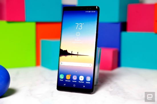 Samsung Galaxy Note 8 sở hữu màn hình khá lớn với kích thước 6,3 inch độ phân giải 2K (2.960x1.440 pixel), tất nhiên vẫn là tấm nền Super AMOLED quen thuộc, sử dụng tỉ lệ 18.5: 9 và cho mật độ điểm ảnh là 522 ppi hiển thị cực kỳ sắc nét.