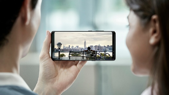 Camera phụ ở mặt trước của Galaxy Note 8 có cảm biến 8 megapixel với khẩu độ độ f/1.7, hỗ trợ tính năng tự động lấy nét giống như Galaxy S8 và S8 Plus. 