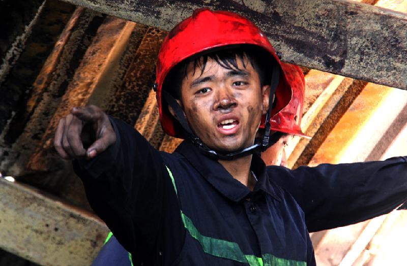 Khuôn mặt của chiến sĩ PCCC huyện Bình Chánh dính đầy dầu nhớt. 